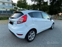 Usata Ford Fiesta 75 CV (55 kW) 2015 Bianco Utilitaria