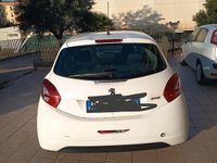 Usata Peugeot 208 68 CV (50 kW) 2015 Bianco Utilitaria