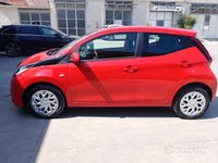 Usata Toyota Aygo 72 CV (52 kW) 2021 Rosso Utilitaria