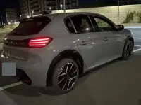 Usata Peugeot 208 GT-line 101 CV (74 kW) 2024 Grigio Utilitaria