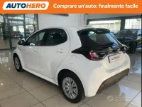 Usata Toyota Yaris Hybrid Active 73 CV (53 kW) 2020 Bianco Berlina