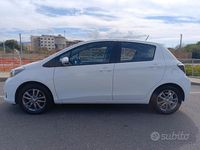 Usata Toyota Yaris Lounge 69 CV (50 kW) 2014 Bianco Berlina