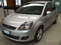 Usata Ford Fiesta Titanium 68 CV (50 kW) 2007 Grigio Utilitaria
