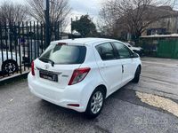Usata Toyota Yaris Lounge 89 CV (65 kW) 2013 Bianco Berlina