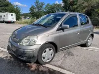 Usata Toyota Yaris 65 CV (47 kW) 2004 Argento Utilitaria