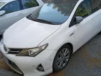 Usata Toyota Auris Hybrid Lounge 99 CV (72 kW) 2013 Bianco Berlina