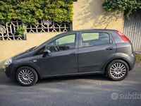Usado Fiat Punto 69 CV (50 kW) 2016 Gris Utilitario