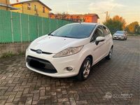 Usata Ford Fiesta Titanium 97 CV (71 kW) 2010 Bianco Berlina