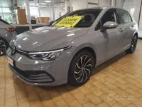 Usata VW Golf VIII Life 110 CV (80 kW) 2022 Moonstone grey / metallizzato Berlina