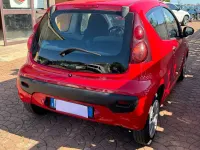 Usata Peugeot 107 Access 68 CV (50 kW) 2013 Rosso Utilitaria