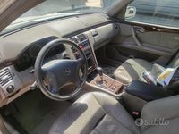 Usata Mercedes E220 143 CV (105 kW) 2001 Bianco Berlina