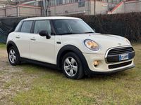 Begagnad Mini ONE Hype 102 HK (75 kW) 2018 Vit Halvkombi