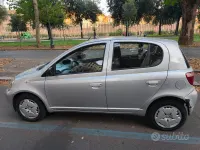 Usata Toyota Yaris 86 CV (63 kW) 2001 Grigio Berlina