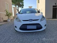 Usata Ford Fiesta 95 CV (69 kW) 2011 Bianco Berlina