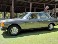 Usata Mercedes 240 72 CV (52 kW) 1980 Grigio Berlina