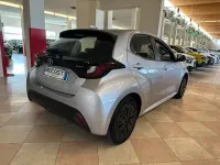 Usata Toyota Yaris Hybrid Active 92 CV (67 kW) 2024 Argento metallizzato Berlina
