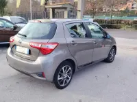 Usata Toyota Yaris Hybrid Business Edition 73 CV (53 kW) 2017 Grigio Berlina