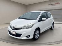 Usata Toyota Yaris Lounge 99 CV (72 kW) 2012 Bianco Berlina