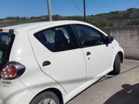 Usata Toyota Aygo Connect Style 68 CV (50 kW) 2014 Bianco Utilitaria