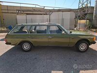 Usado Mercedes 240 72 CV (52 kW) 1982 Verde Familiar