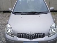 Usata Toyota Yaris 65 CV (47 kW) 2004 Grigio Berlina