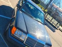 Usata Mercedes E200 122 CV (89 kW) 1990 Nero Berlina