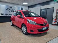 Usata Toyota Yaris 69 CV (50 kW) 2013 Rosso Utilitaria