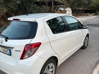 Usata Toyota Yaris 90 CV (66 kW) 2012 Bianco Utilitaria