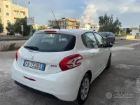 Usata Peugeot 208 Access 68 CV (50 kW) 2015 Bianco Utilitaria