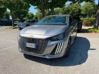 Usata Peugeot 208 Allure 101 CV (74 kW) 2025 Grigio Utilitaria