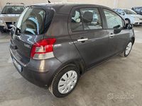 Usata Toyota Yaris 100 CV (73 kW) 2010 Grigio Berlina