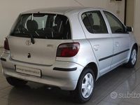 Usata Toyota Yaris Sol 67 CV (49 kW) 2000 Grigio Utilitaria