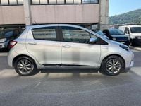 Usata Toyota Yaris Hybrid Active 73 CV (53 kW) 2017 Argento Berlina