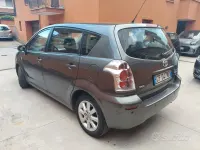 Begagnad Toyota Corolla Verso 116 HK (85 kW) 2004 Grå Minibuss