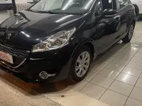 Usata Peugeot 208 Active 68 CV (50 kW) 2014 Nero Utilitaria