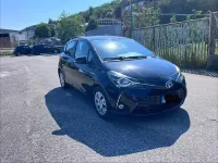 Usata Toyota Yaris Hybrid Cool 73 CV (53 kW) 2018 Nero Berlina