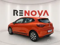 Usata Renault Clio V Equilibre 101 CV (74 kW) 2023 Arancione Berlina