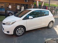 Usata Toyota Yaris Lounge 69 CV (50 kW) 2013 Bianco Utilitaria