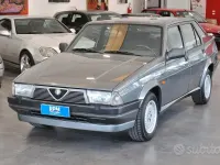 Usata Alfa Romeo 75 148 CV (108 kW) 1987 Grigio Berlina