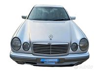 Usata Mercedes E300 Avantgarde 129 CV (94 kW) 1996 Grigio Berlina