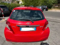 Usata Toyota Yaris Lounge 90 CV (66 kW) 2013 Rosso Utilitaria