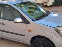 Usata Ford Fiesta 90 CV (66 kW) 2006 Grigio Utilitaria