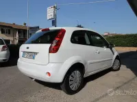Usata Ford Fiesta 68 CV (50 kW) 2008 Bianco Utilitaria