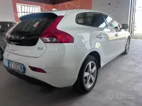 Usata Volvo V40 R-Design Kinetic 115 CV (84 kW) 2015 Bianco Berlina