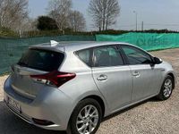 Usata Toyota Auris Hybrid 99 CV (72 kW) 2017 Grigio Berlina