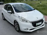 Usata Peugeot 208 Allure 68 CV (50 kW) 2014 Bianco Utilitaria