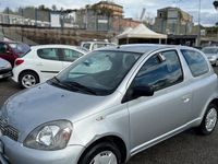 Usata Toyota Yaris Luna 86 CV (63 kW) 2000 Grigio Berlina