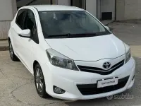 Usata Toyota Yaris Lounge 90 CV (66 kW) 2014 Bianco Utilitaria