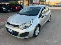 Usata Kia Rio LX 85 CV (62 kW) 2013 Grigio Berlina