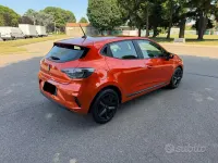 Usata Renault Clio V 67 CV (49 kW) 2024 Arancione Berlina